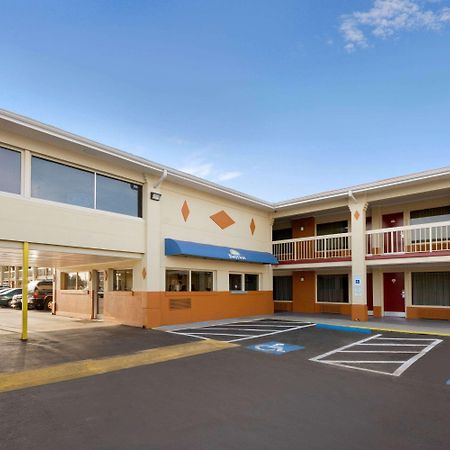 Days Inn By Wyndham Jacksonville Nc Exterior foto